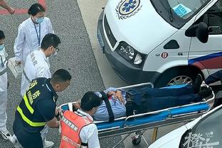 记者：卢卡库因膝盖受伤被换下，赛后前往罗马医院接受详细检查